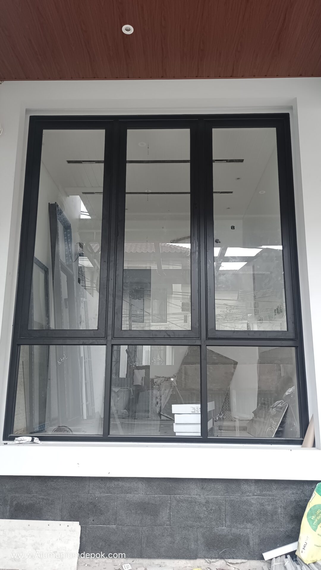 Read more about the article Jendela Aluminium Kaca: Perpaduan Elegan yang Bikin Rumah Makin Berkelas